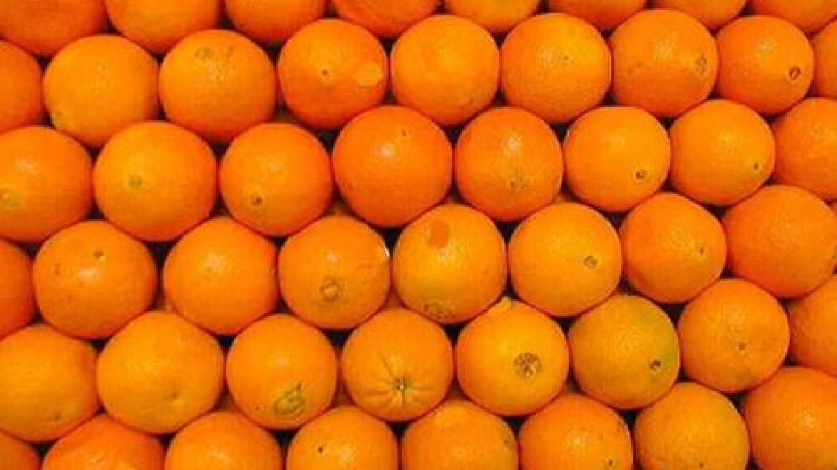 Обърнал се ТИР заля магистрала с портокали 