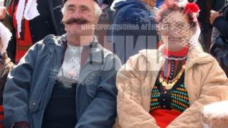 Групите за автентичен фолклор се надпяваха