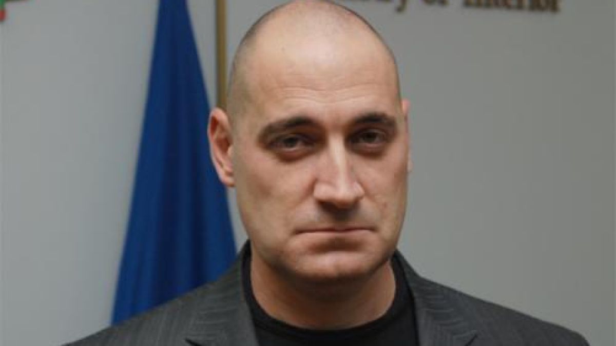 Червените барети с нов командир