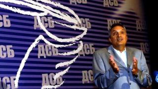 Запалиха автомобил на член на ДСБ