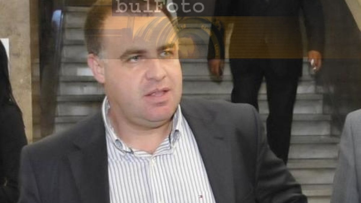 Министър Найденов иска дебат за акциза на алкохола