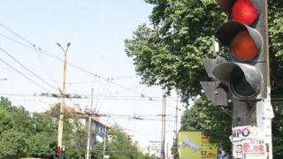 ТИР помля автомобил на кръстовище