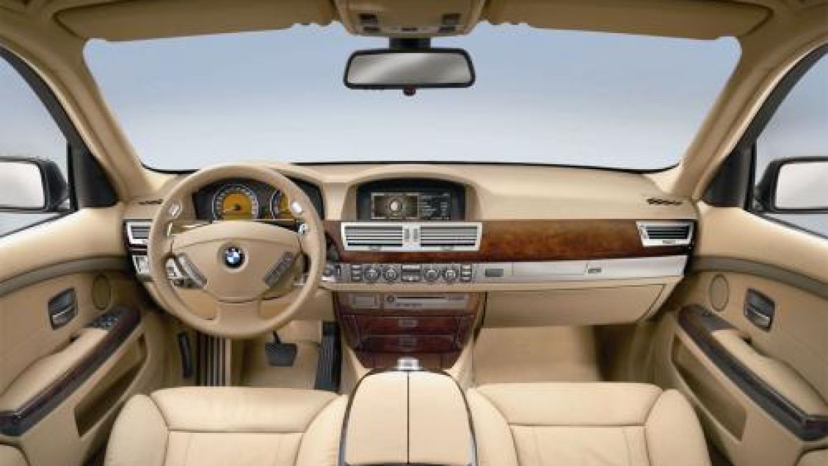 Бронирано BMW и яхта запорираха данъчните