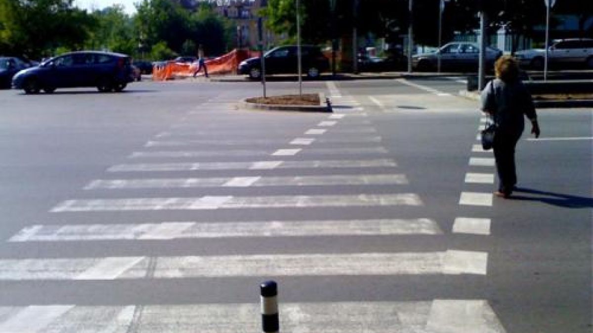 Шофьор блъсна 19-годишна пешеходка в Търново