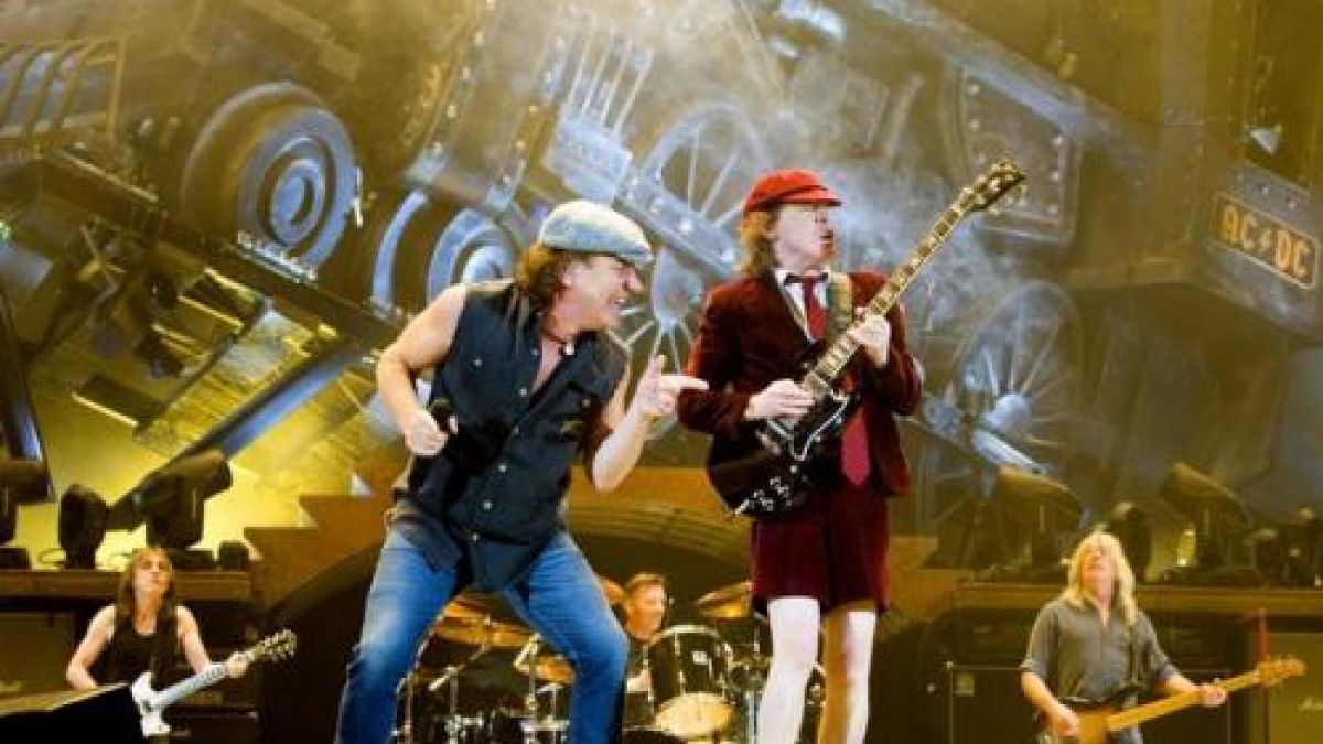 Истина е - AC/DC пристигат!