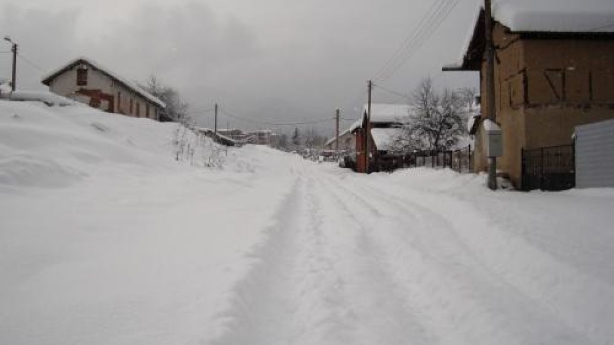 Снегът остави 9 села без ток
