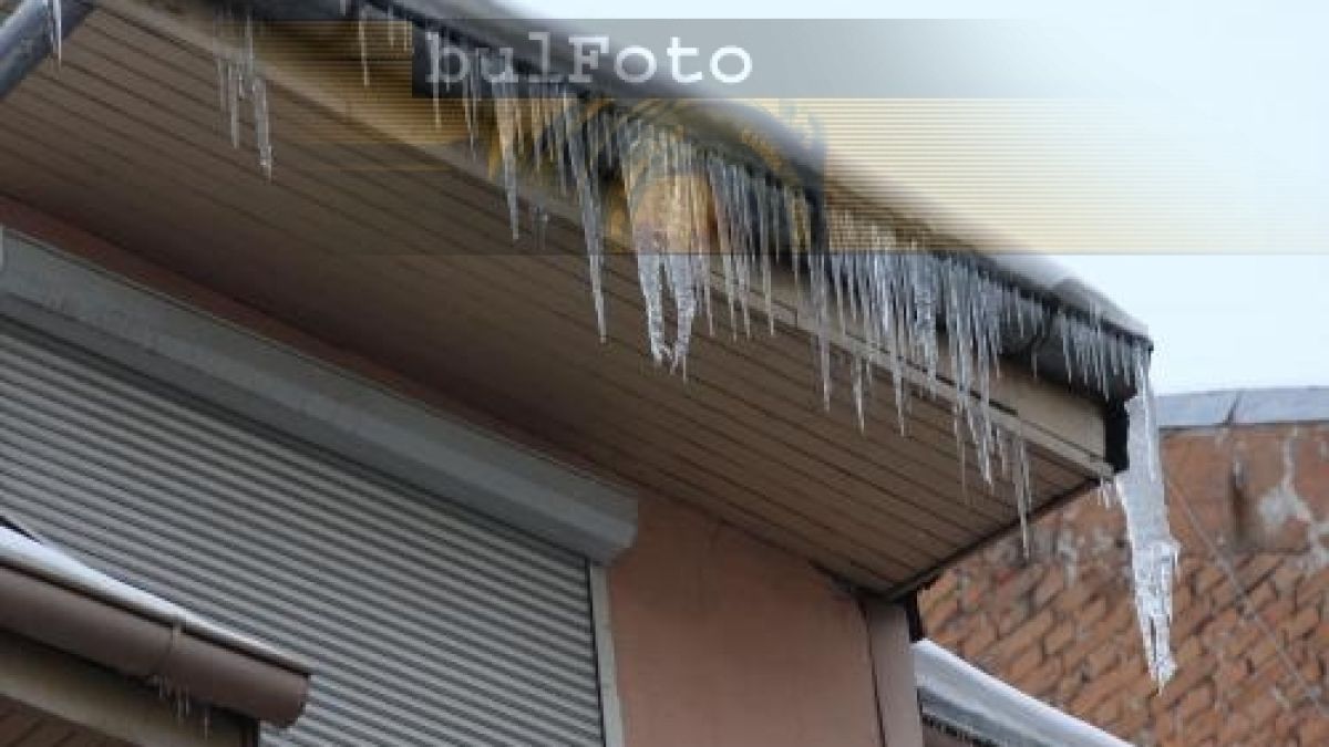 Затоплянето доведе до опасност от падащи висулки