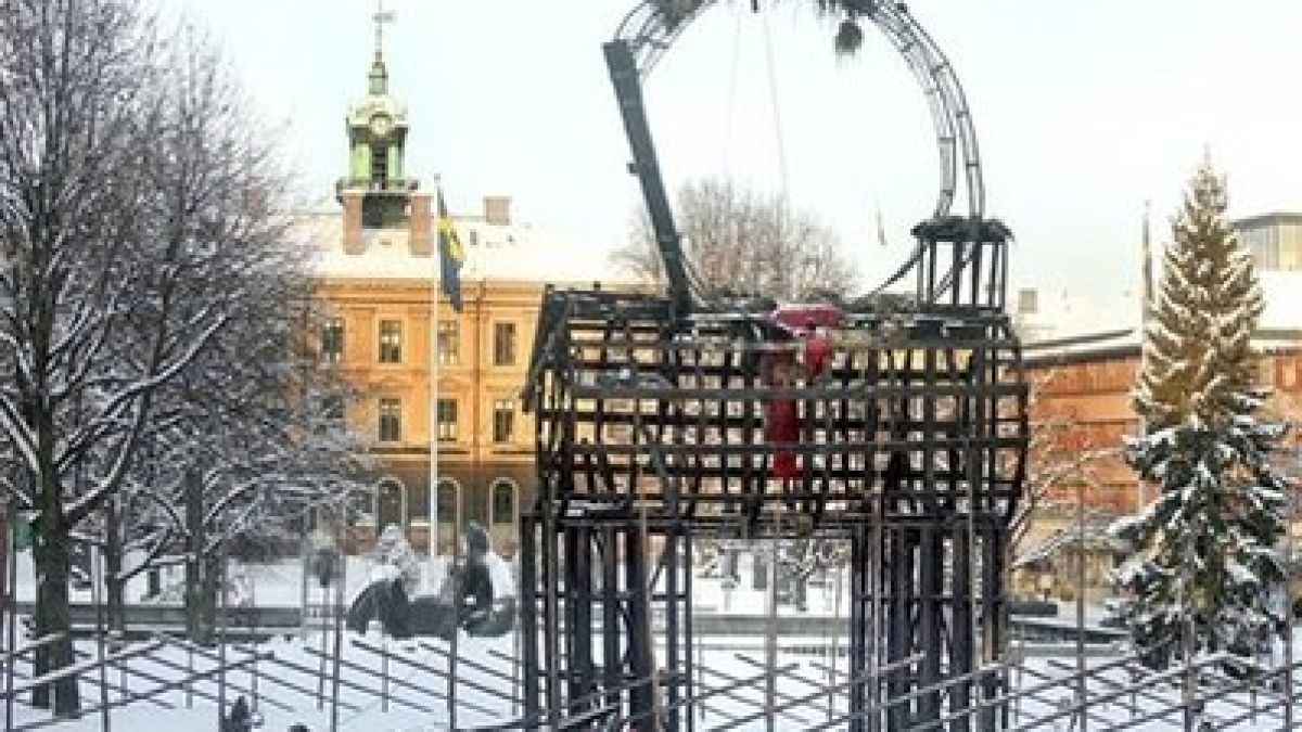 Отново опожариха шведската коледна коза