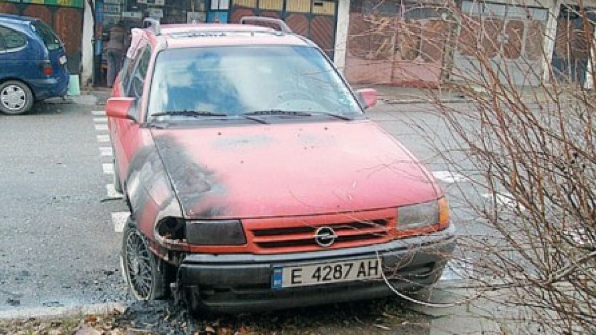 3 коли пламнаха едновременно, опел се самовзриви на паркинг 