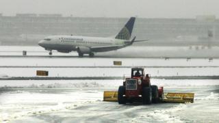 700 отменени полета на летищата в Пекин заради небивал снеговалеж