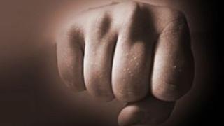 Пловдивчанин наби съпругата си пред дискотека
