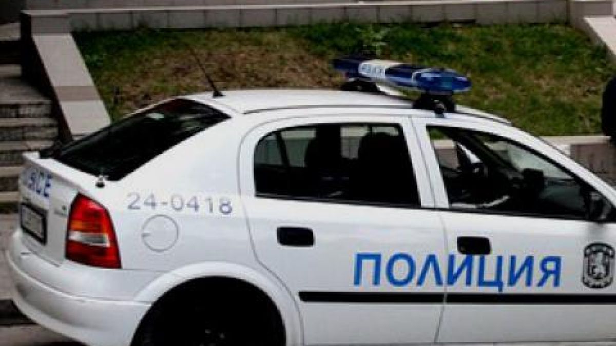 Младеж изпревари отдясно и удари полицаи