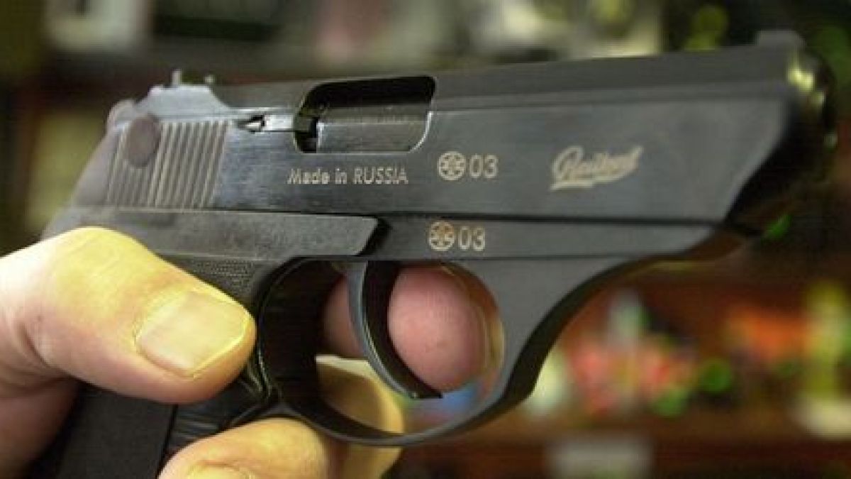 Варненец размахва газов пистолет пред полицай