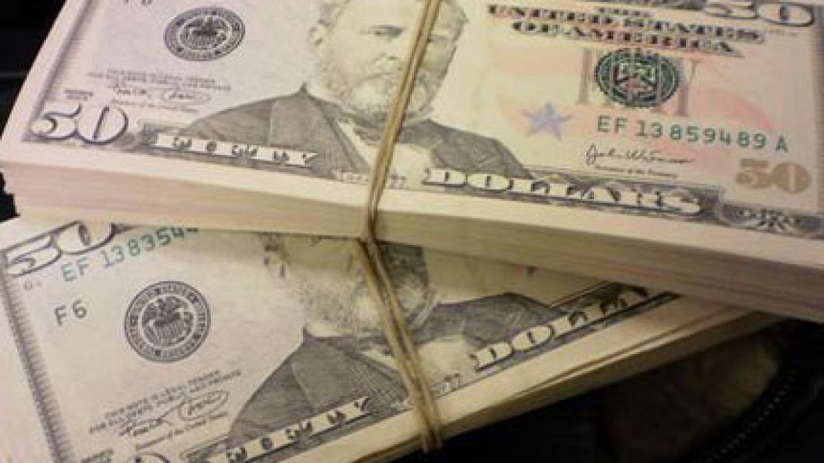 43 000 долара намериха митничари на летище София в транзитен пътник