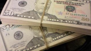 43 000 долара намериха митничари на летище София в транзитен пътник