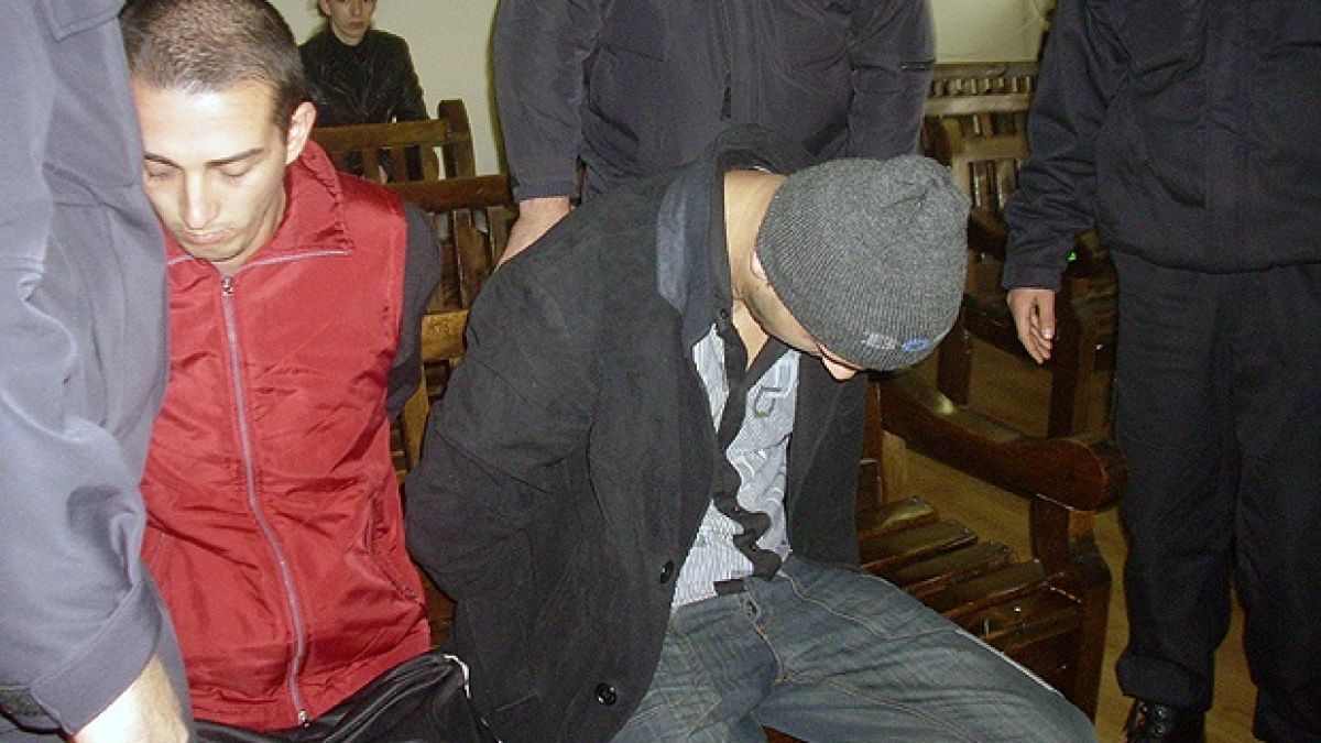 Младежът, залял със сода каустик студентки, ще чака присъдата си в ареста