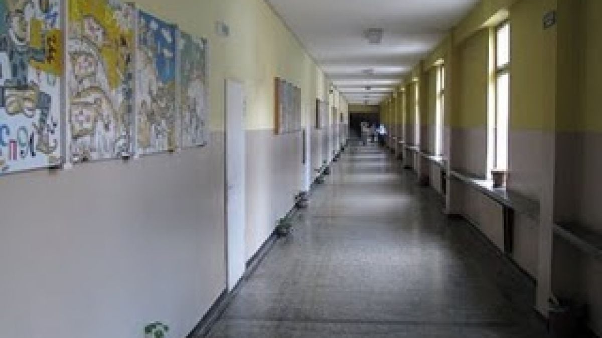 Изнасилената ученичка заснета в клип с 12 мъже