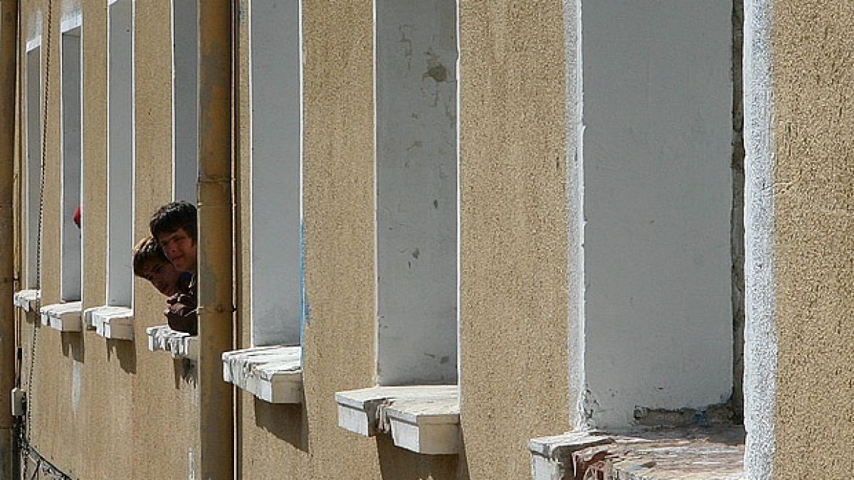 Дарител носи на сираци пистолет и кървави дрехи