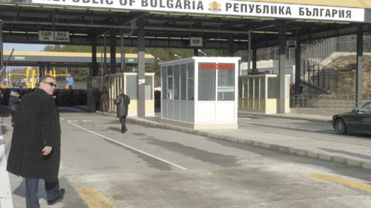 Над 100 ТИР-а блокирани на Кулата 