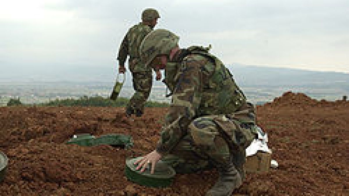 Сапьорите подхващат фабриката за боеприпаси 