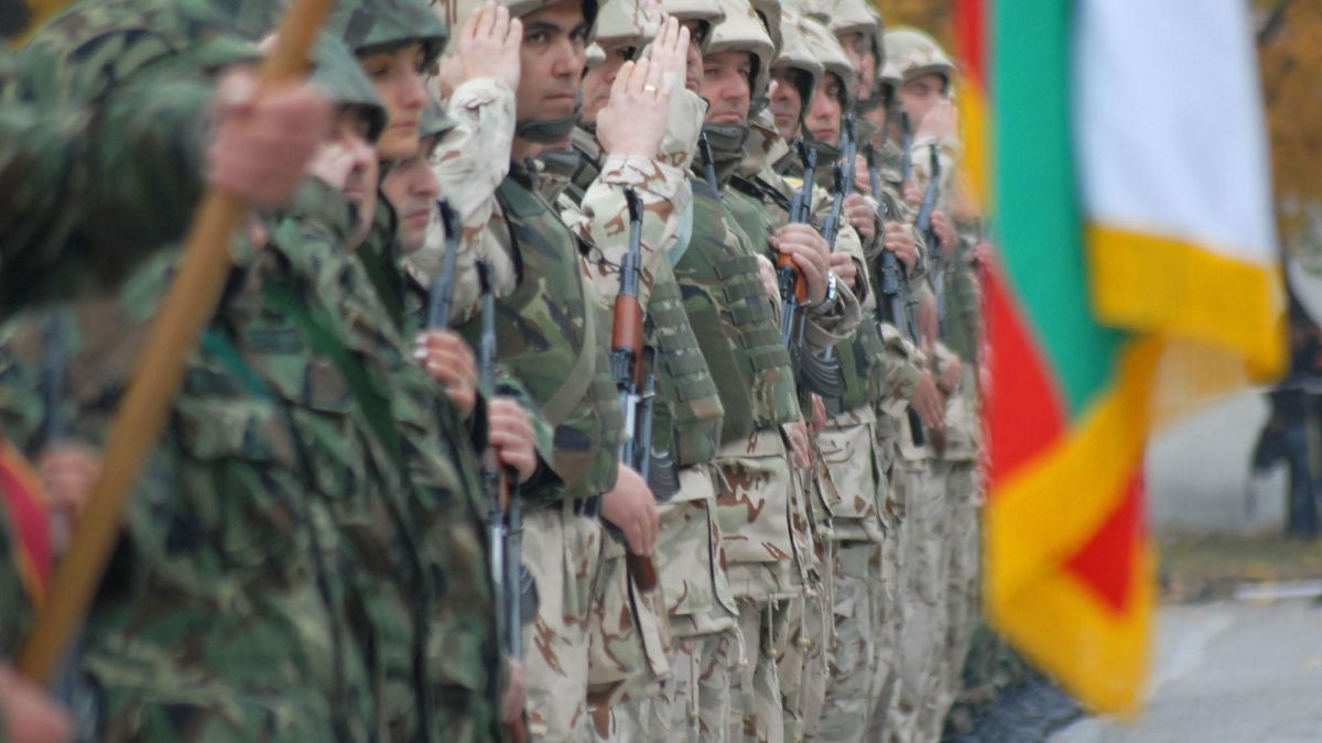 Върнаха в България ранените в Афганистан войници
