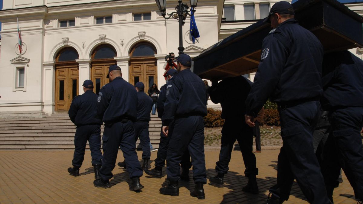 Полицаите плашат с протести 