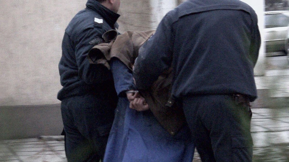 Арестуваха обущар, докато блудствал с 12-годишна