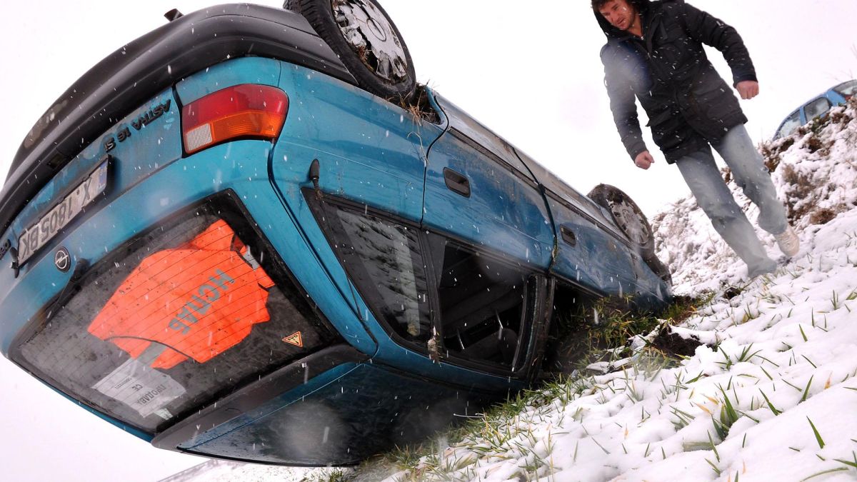 Заснежени и заледени са пътищата в страната