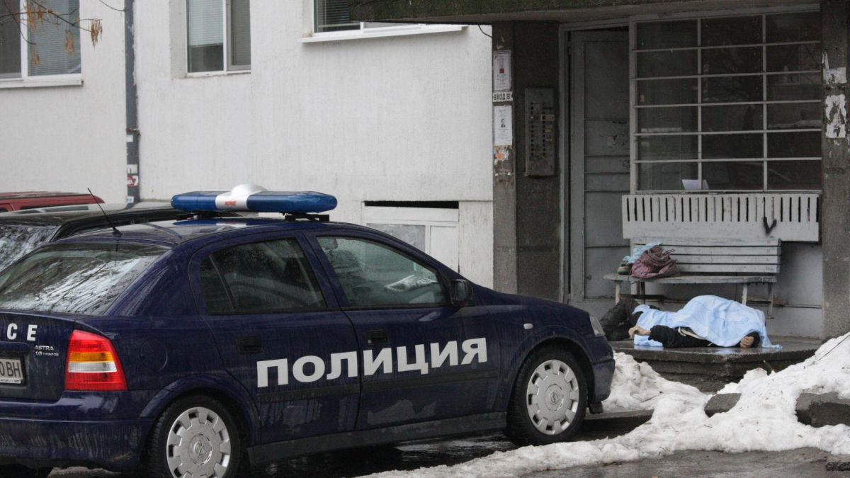 Мъртвец посреща пловдивчани пред жилищен блок