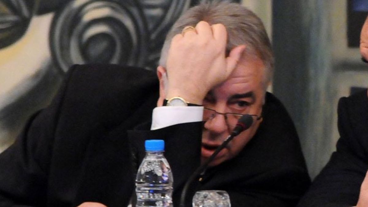 Ректорът на УНСС с имот до преподавателите Филчев и Алексей Петров