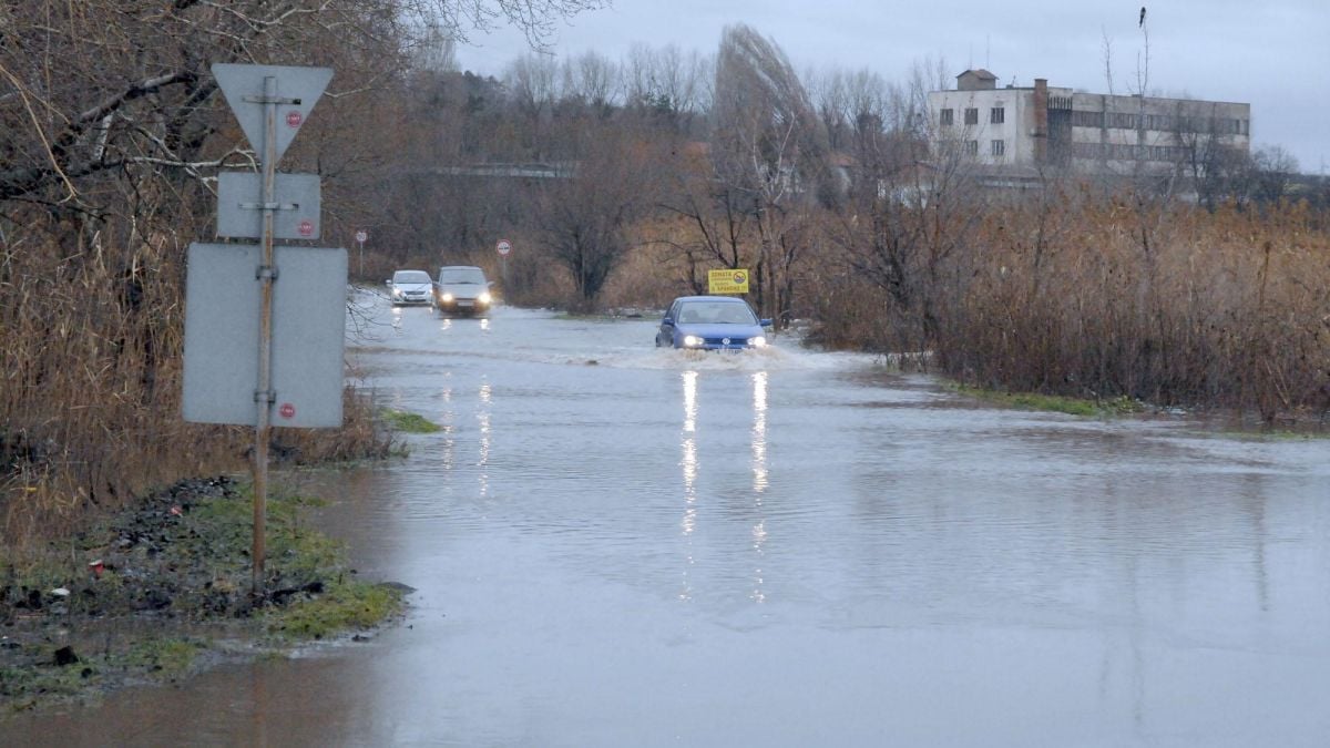 Наводнени къщи и пътища в Добричко