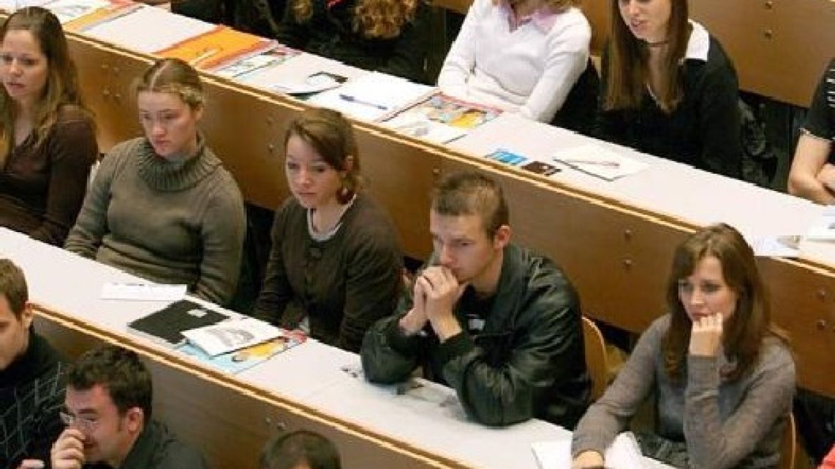 Университет шпионира интимния живот на студентите