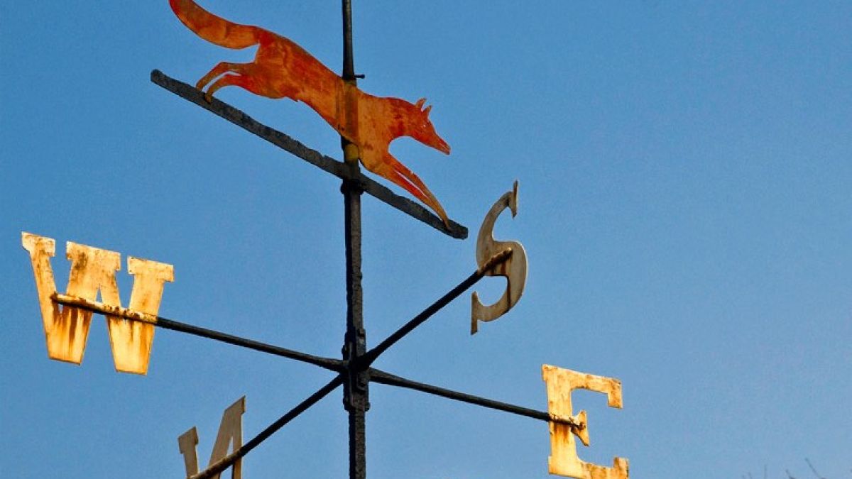 Вятър срути фасадата на жилищен блок