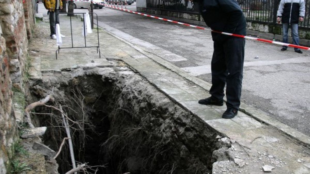 Дупка погълна автомобил, под нея изникнаха терми