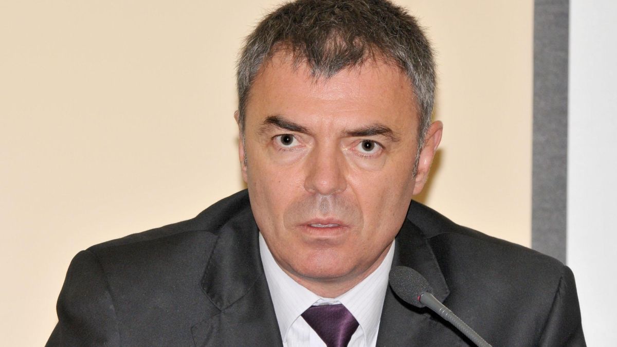 Просветният шеф ще публикува “бисерите” от школските учебници