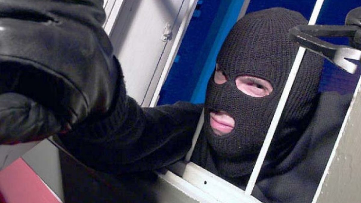 Маскиран с оръжие ограби магазин във Велико Търново