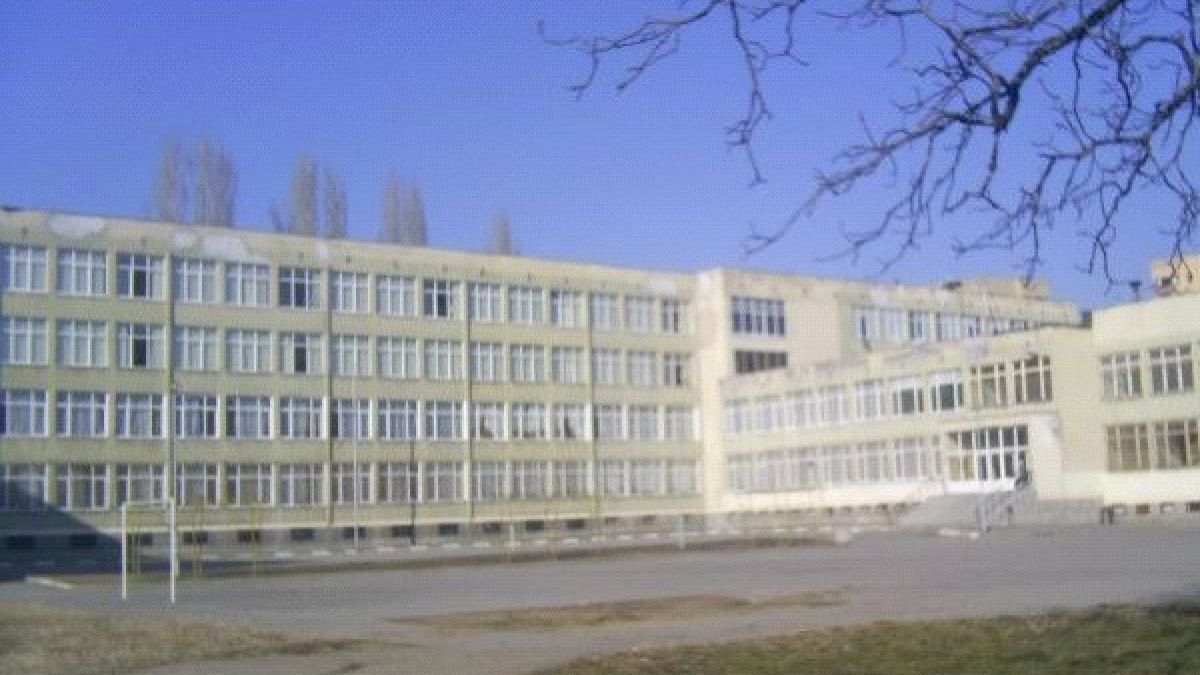 Училищен директор превърна даскали в гардове