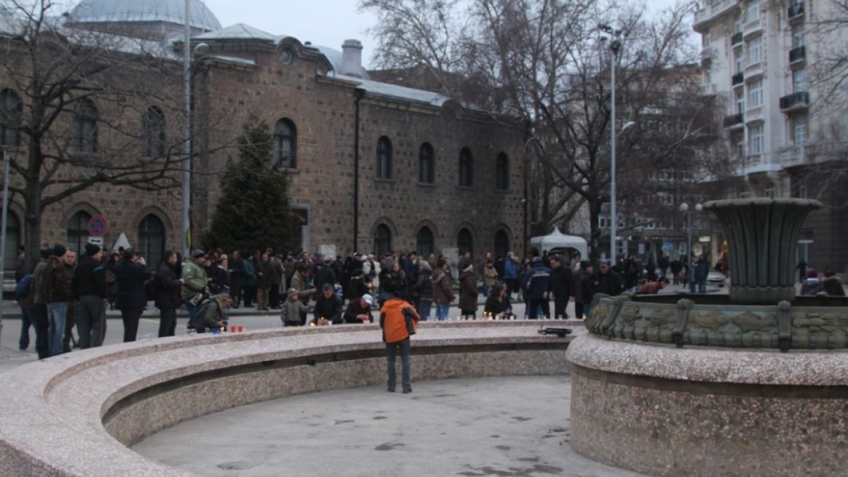Над 200 запалиха свещи срещу Гоце