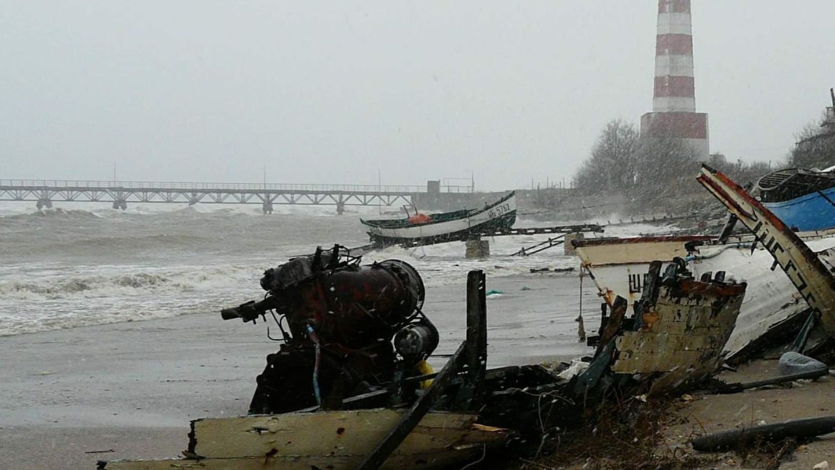 Морето побесня, прави лодките на трески