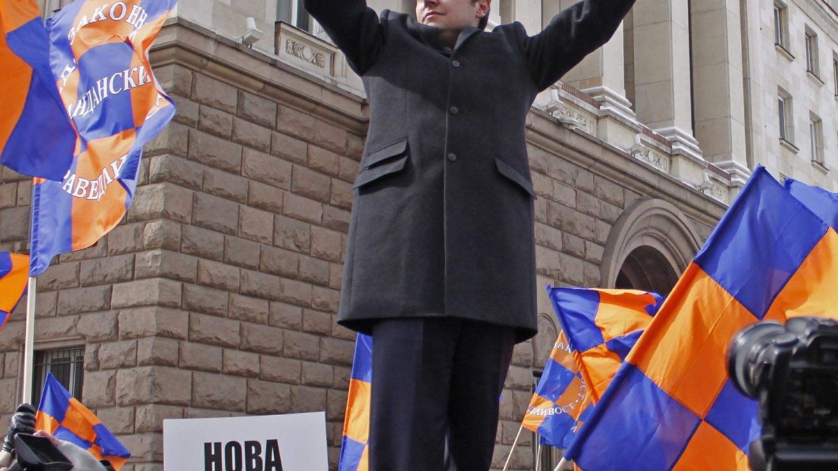 Яне поиска нова конституция, блокира центъра