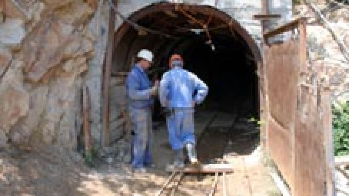 Двама миньори пострадаха при свличане на земна маса 