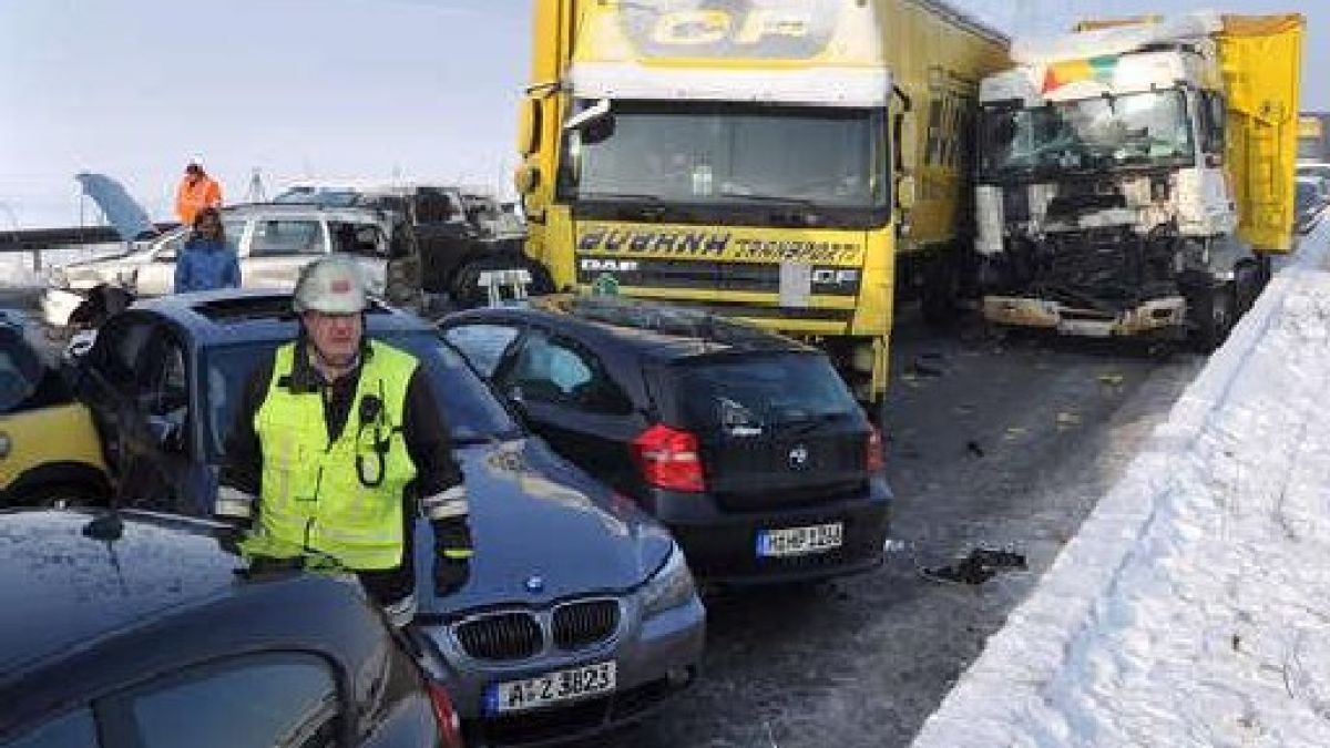 20 ранени след верижна катастрофа със 35 камиона и 171 автомобила