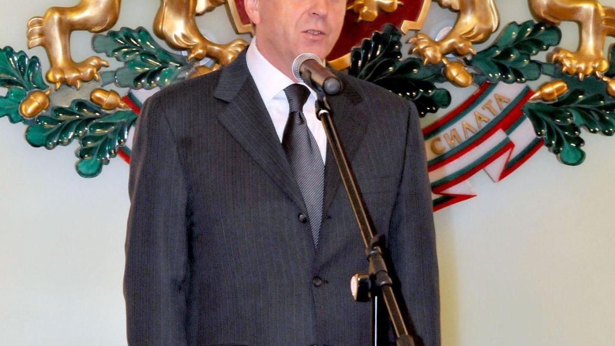 Първанов настъпи правителството: Кризата се задълбочава