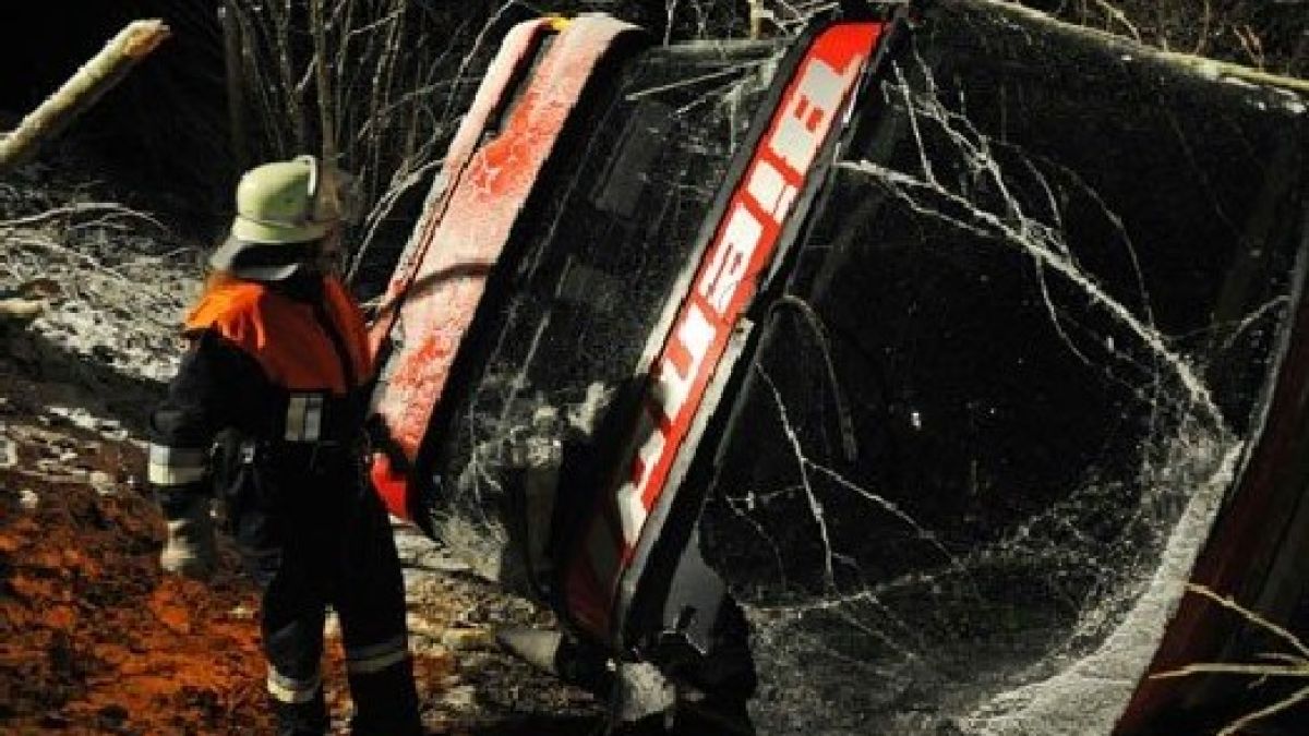 26 студенти загинаха при автобусна катастрофа