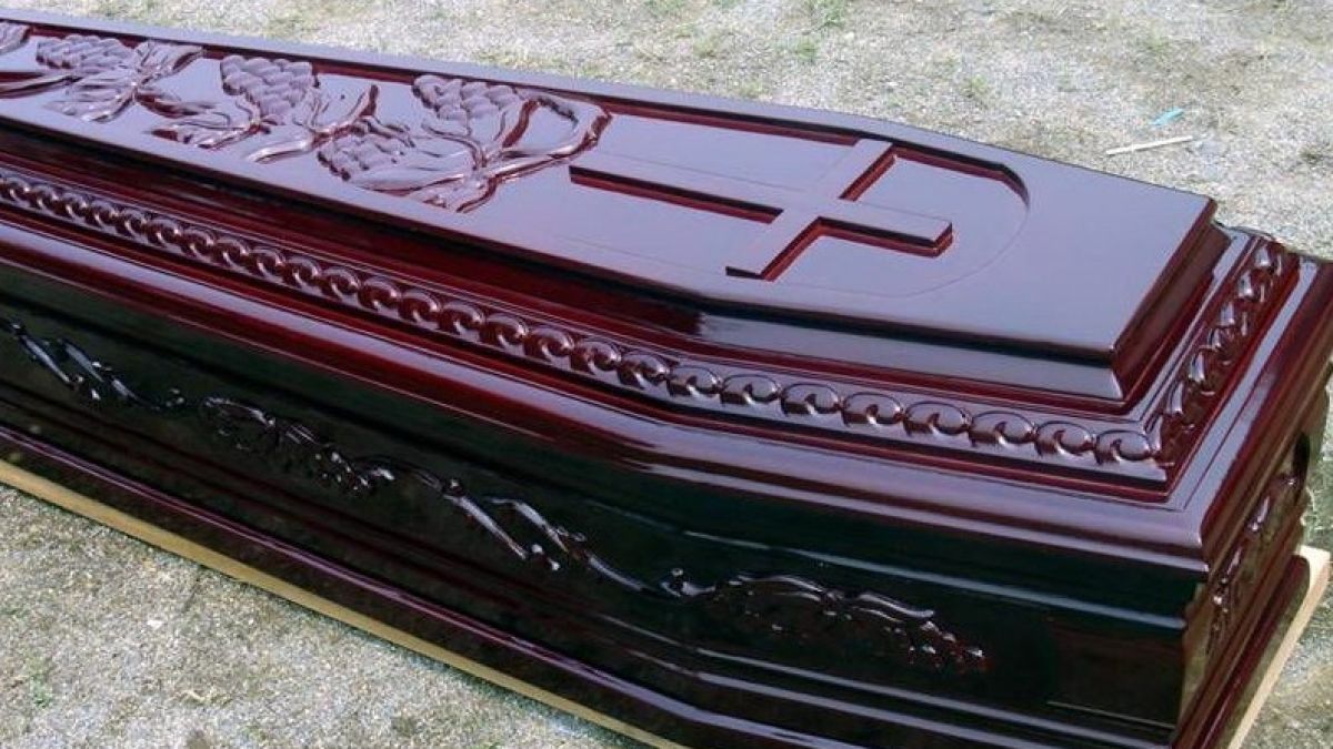 Погребаха в затворен ковчег заклания гей