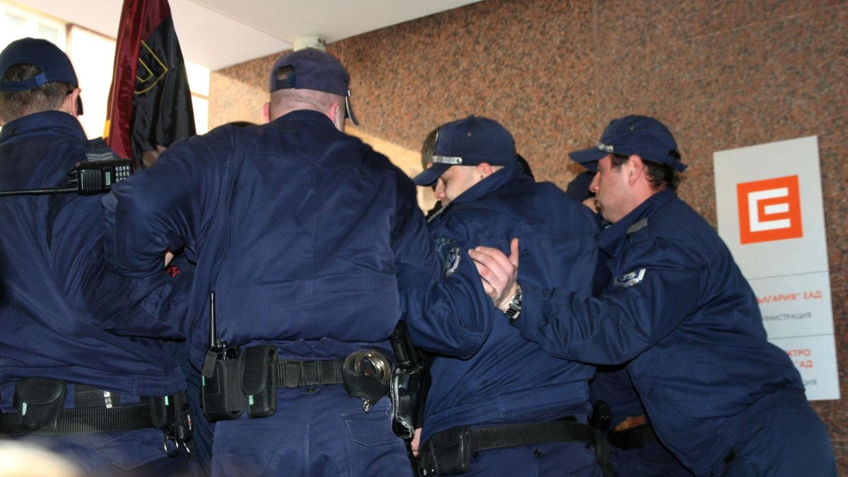 Недоволни от ЧЕЗ в сблъсък с полицията