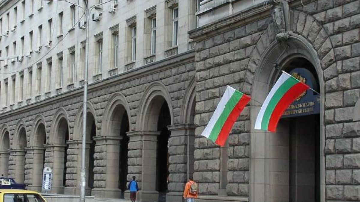 Кабинетът гледа антикризисните мерки днес