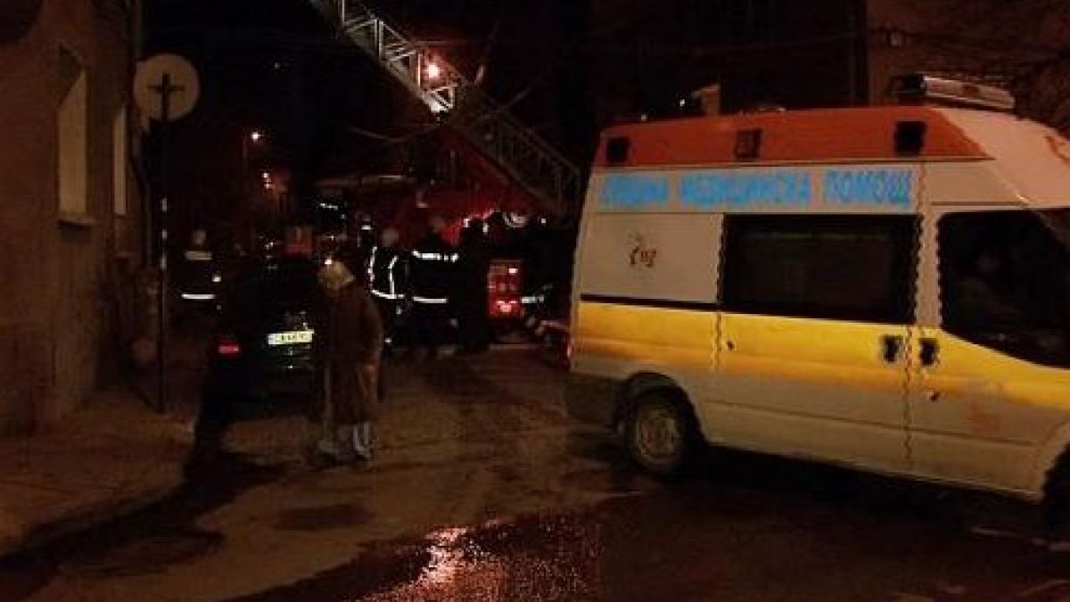 Пожар изпепели два апартамента в София 