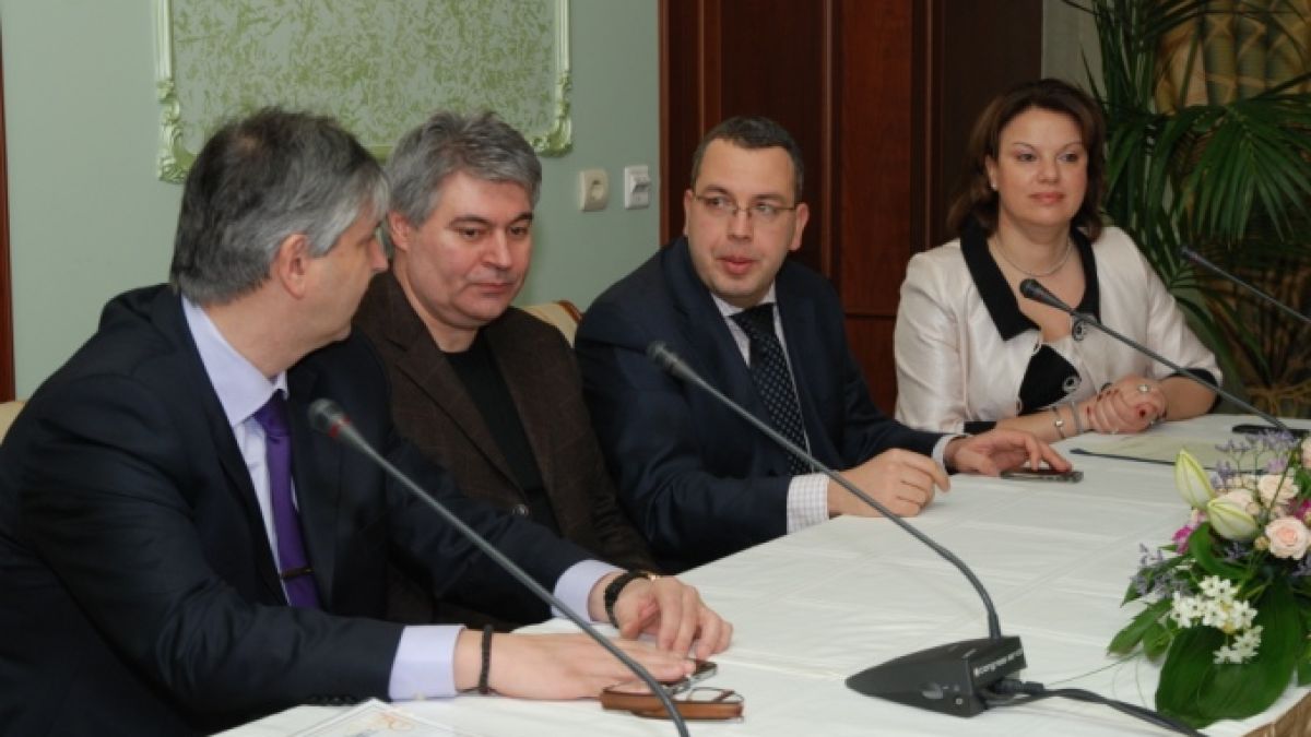 Приятелка на Бойковата сестра сменя Нанев?