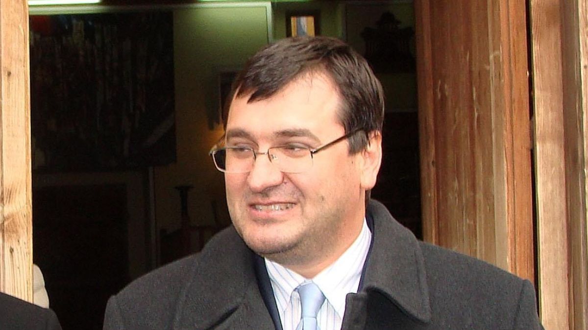 Скандал! Съветници вдигнаха заплатата на кмета си